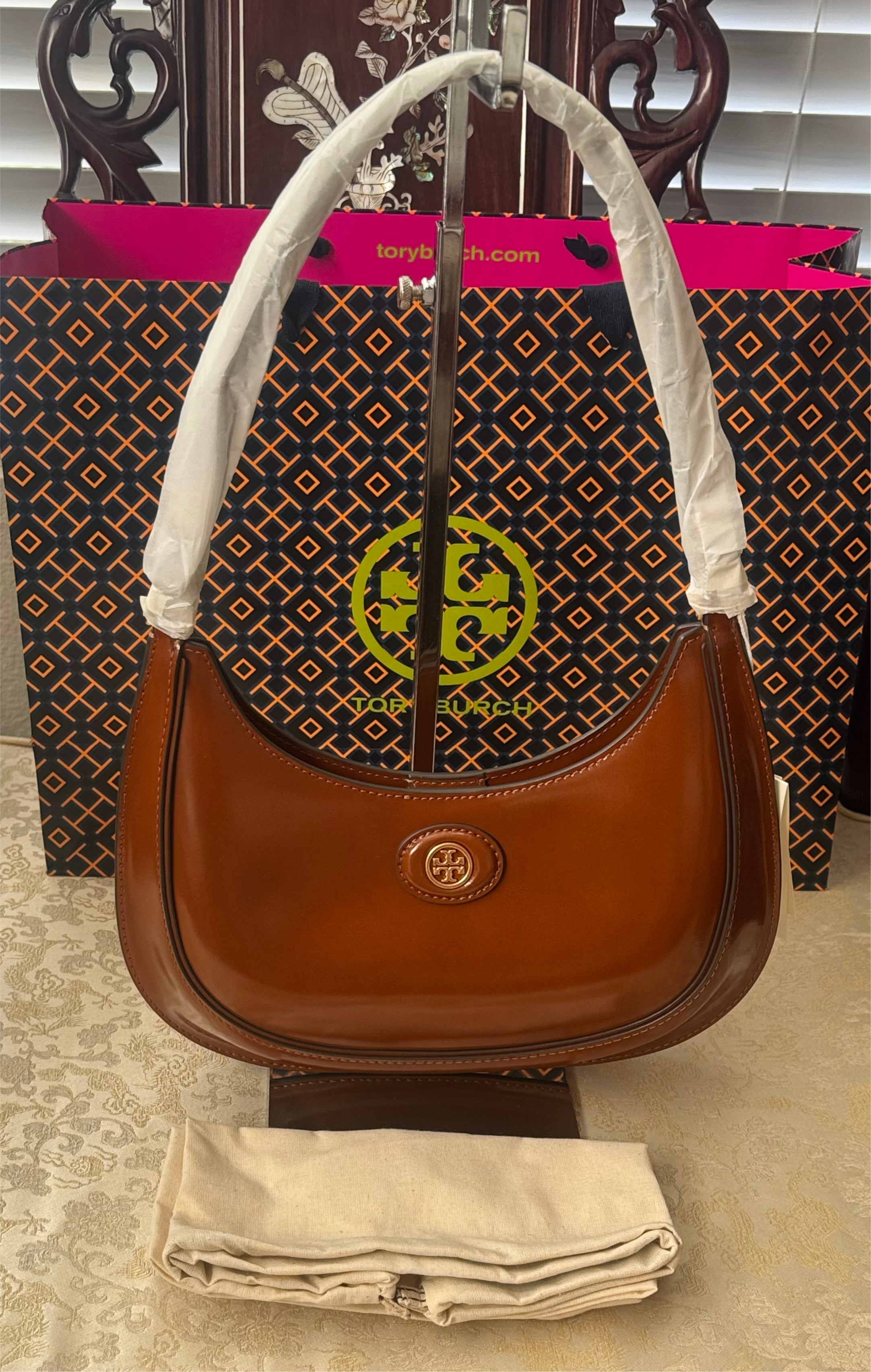 NWT Tory Burch Medium Robinson Spazzolato Convertible Crescent Leather Bag with Dust Bag